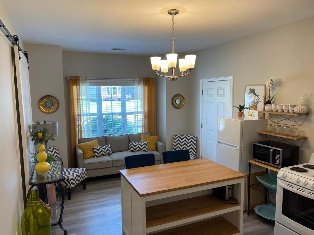 Adorable Apt with Access to Pool and Tennis Courts